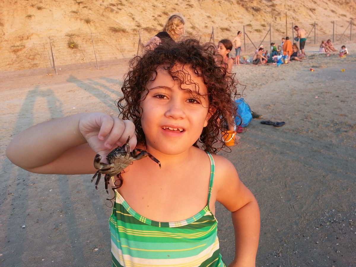 נועה בחוף עם סרטן