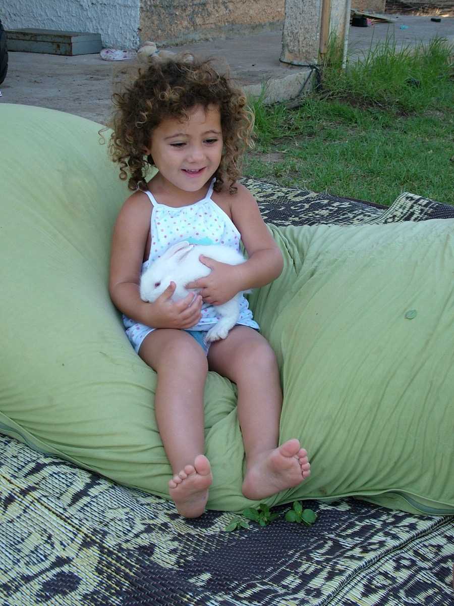 נועה מחזיקה ארנב