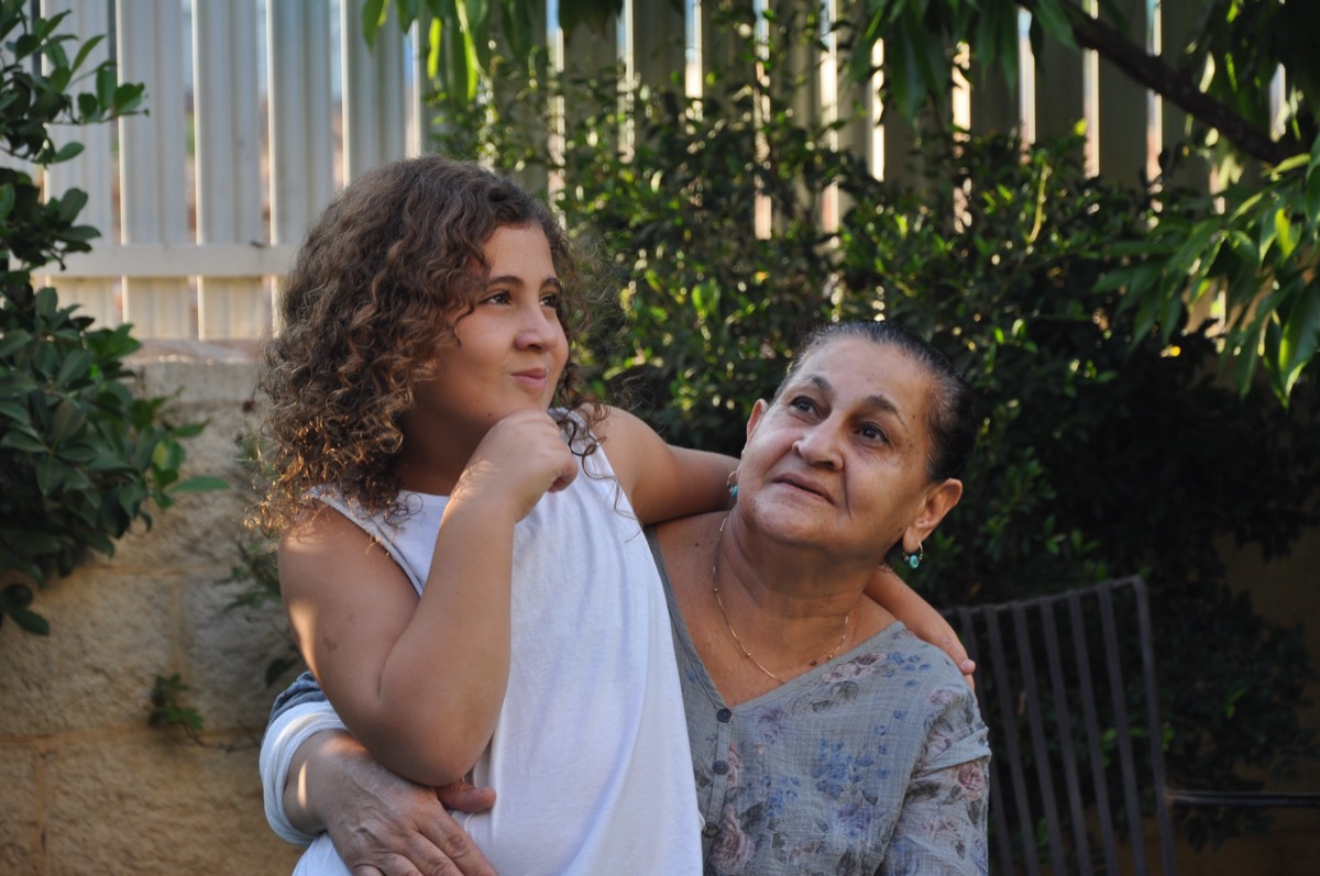 נועה עם סבתא