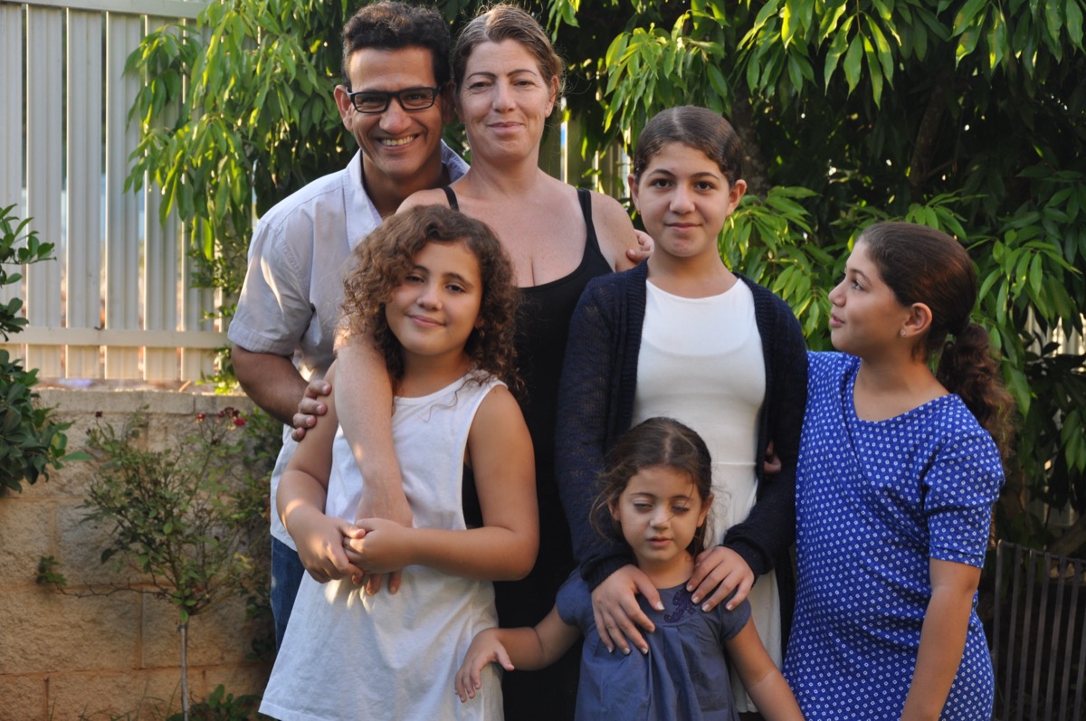 נועה מנשקת את אחותה