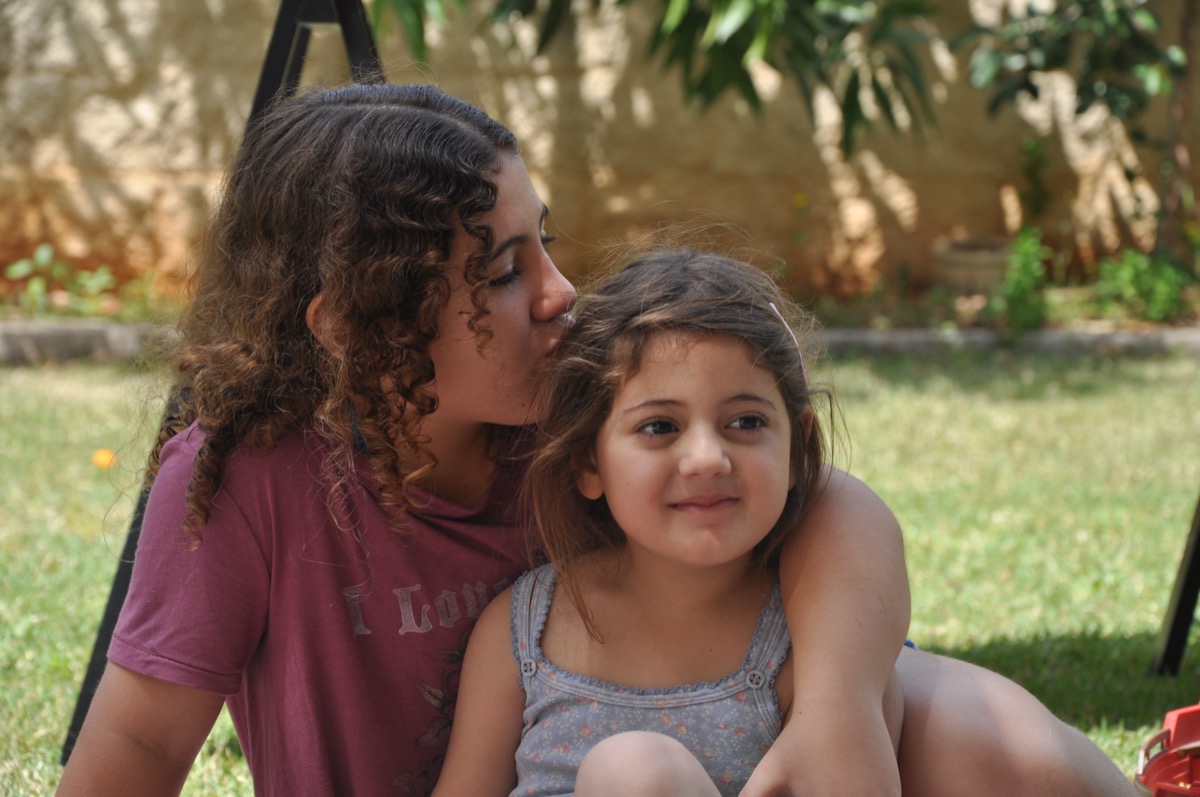 נועה עם כלב ובובה