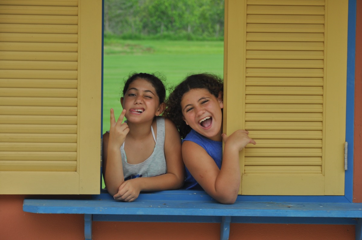 נועה וחברה צוחקות בחלון