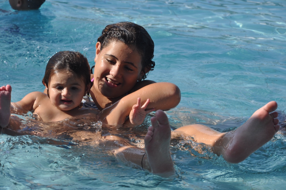 נועה בבריכה