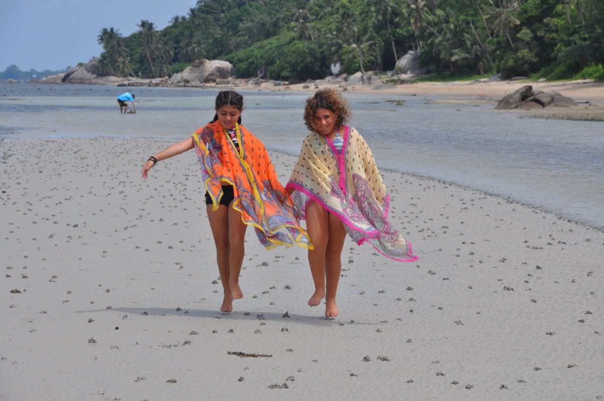 נועה וחברה בחוף תאילנד