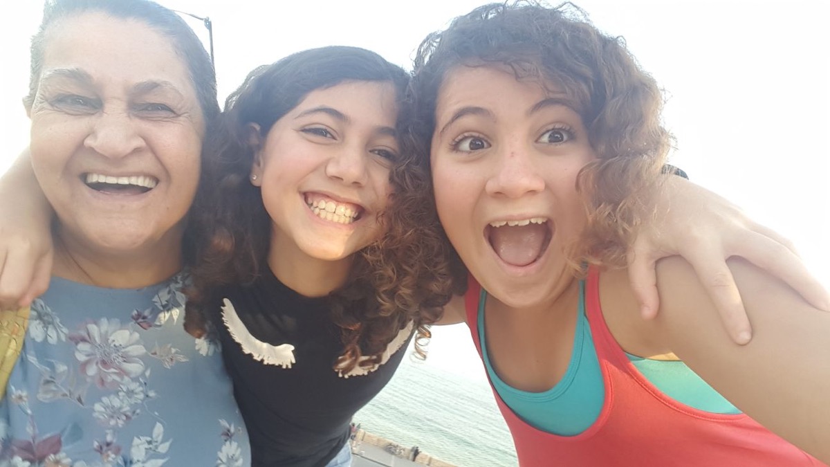 נועה עם סבתא ואחותה