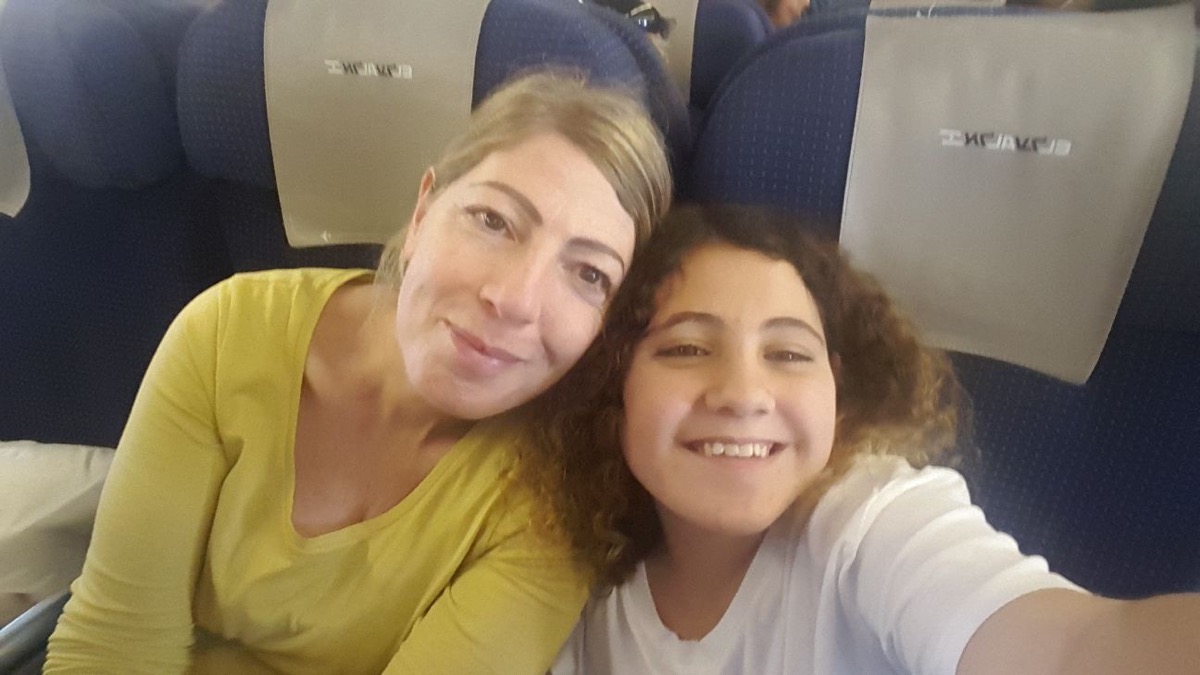 נועה ואמא במטוס