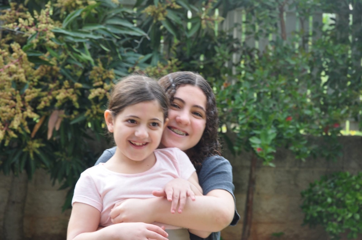 נועה מחבקת את אחותה