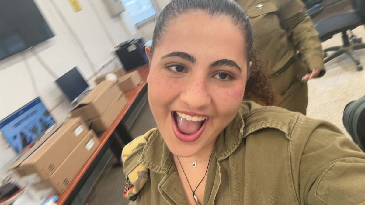 נועה צוחקת במדים