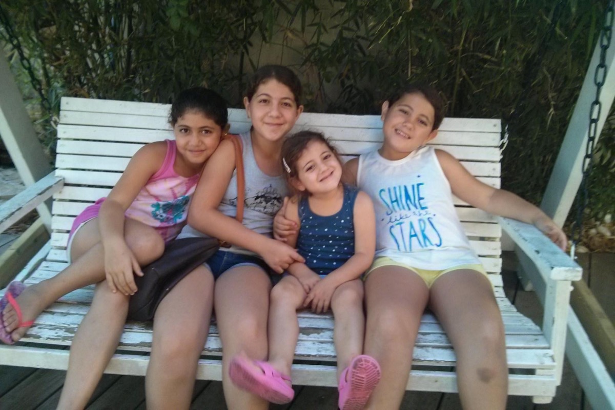 נועה עם חברות על נדנדה