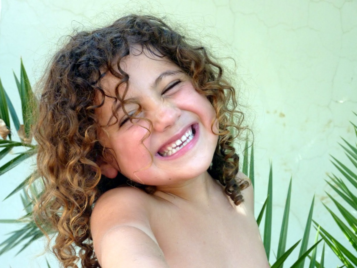 נועה מחייכת חיוך גדול